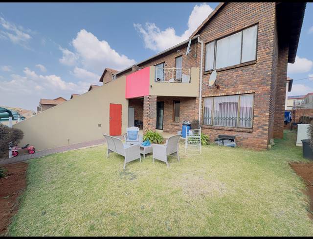 2 BEDROOM TOWNHOUSE FOR SALE IN MONDEOR